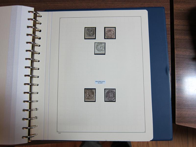 0019 (203).JPG -     Lote:    19      Marcofilia      Lotes Especiais       Descrição:         Portugal. Colecção especializada de carimbos de duplo círculo, tipo 1852, montada em 4 álbuns Lindner, com selos de diversas emissões e cartas, com estudo minucioso de cada marca. Lote a ver.         Lote       Valor Base:     &euro; 2.500,00     Valor Venda:     Retirado     